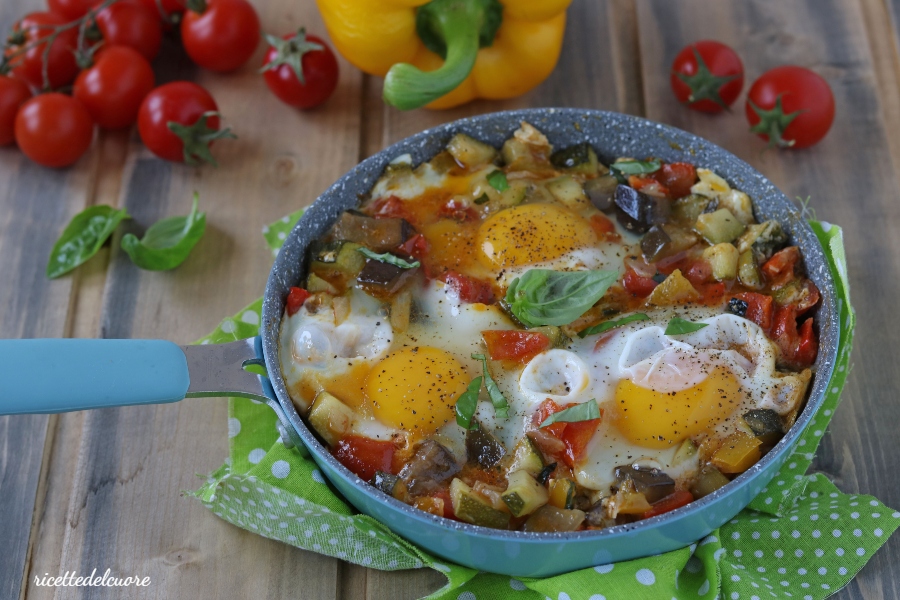 Uova al tegamino con verdure di primavera - 2 Amiche in Cucina