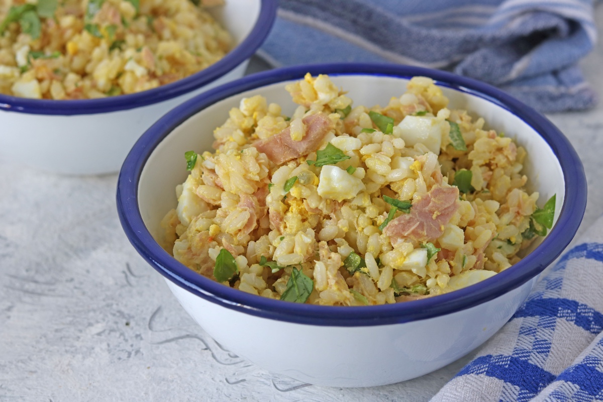 Insalata di riso con tonno e uova