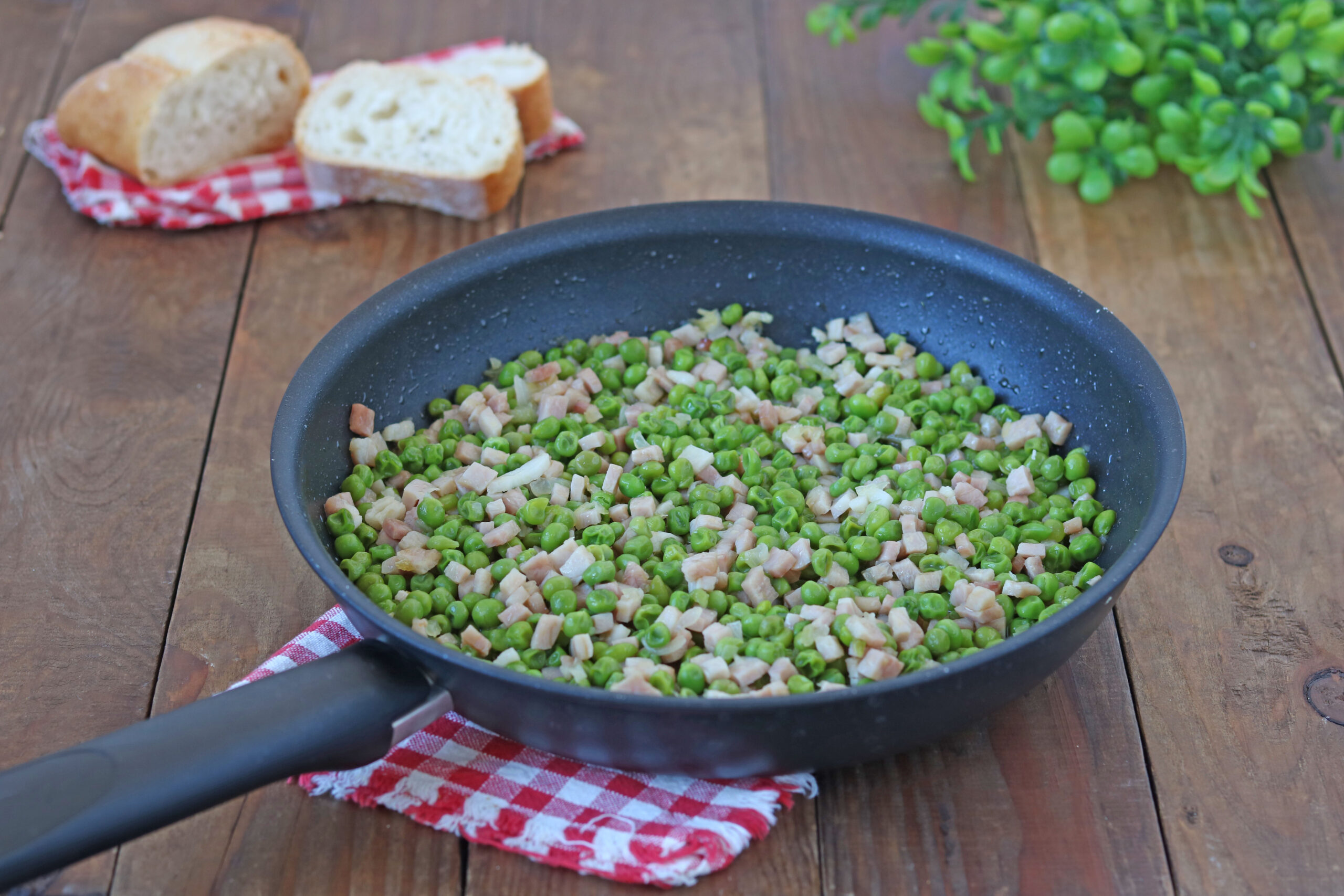 Piselli con prosciutto cotto in padella