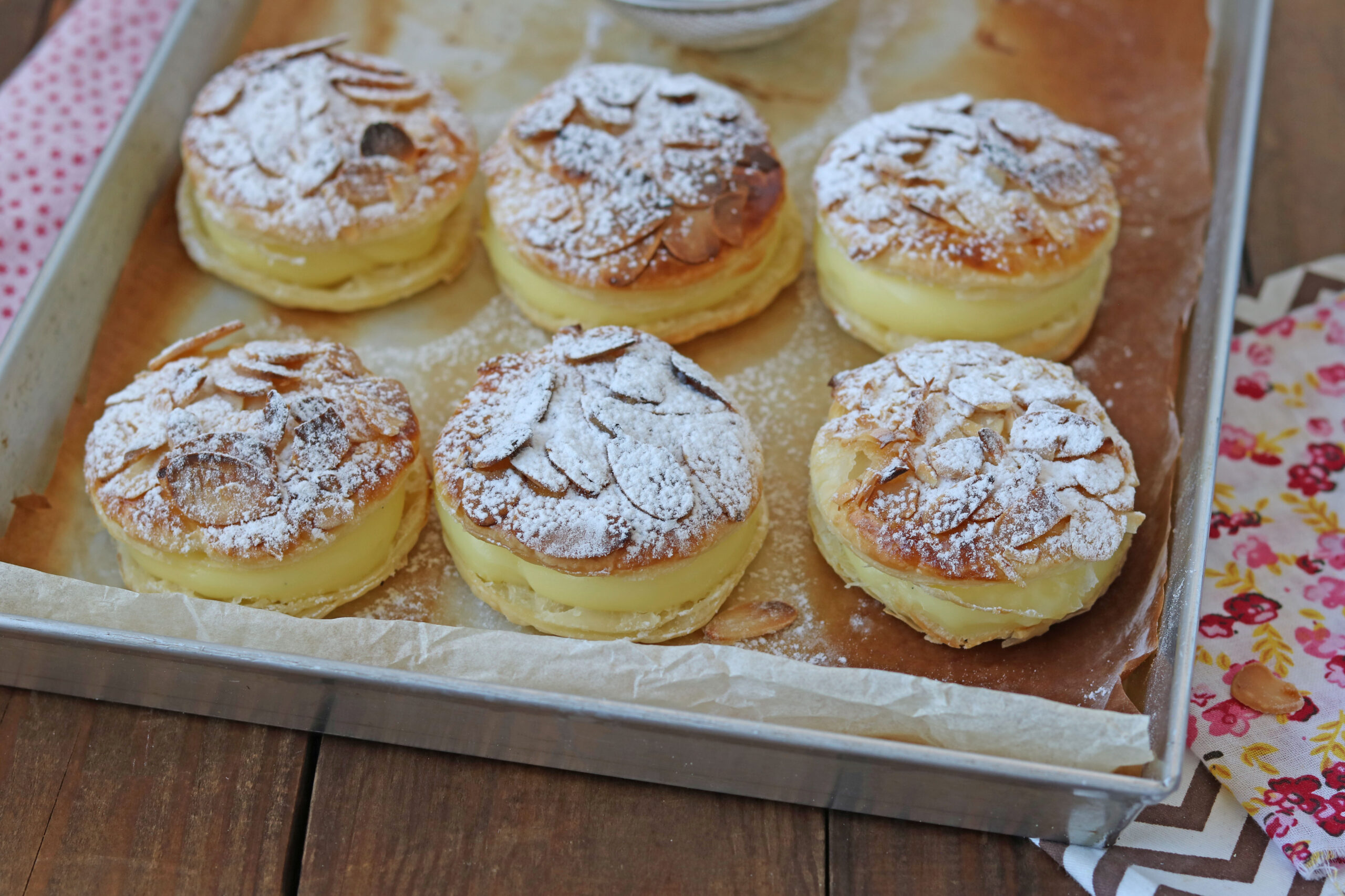 Sfogliatine di pasta sfoglia con crema e mandorle
