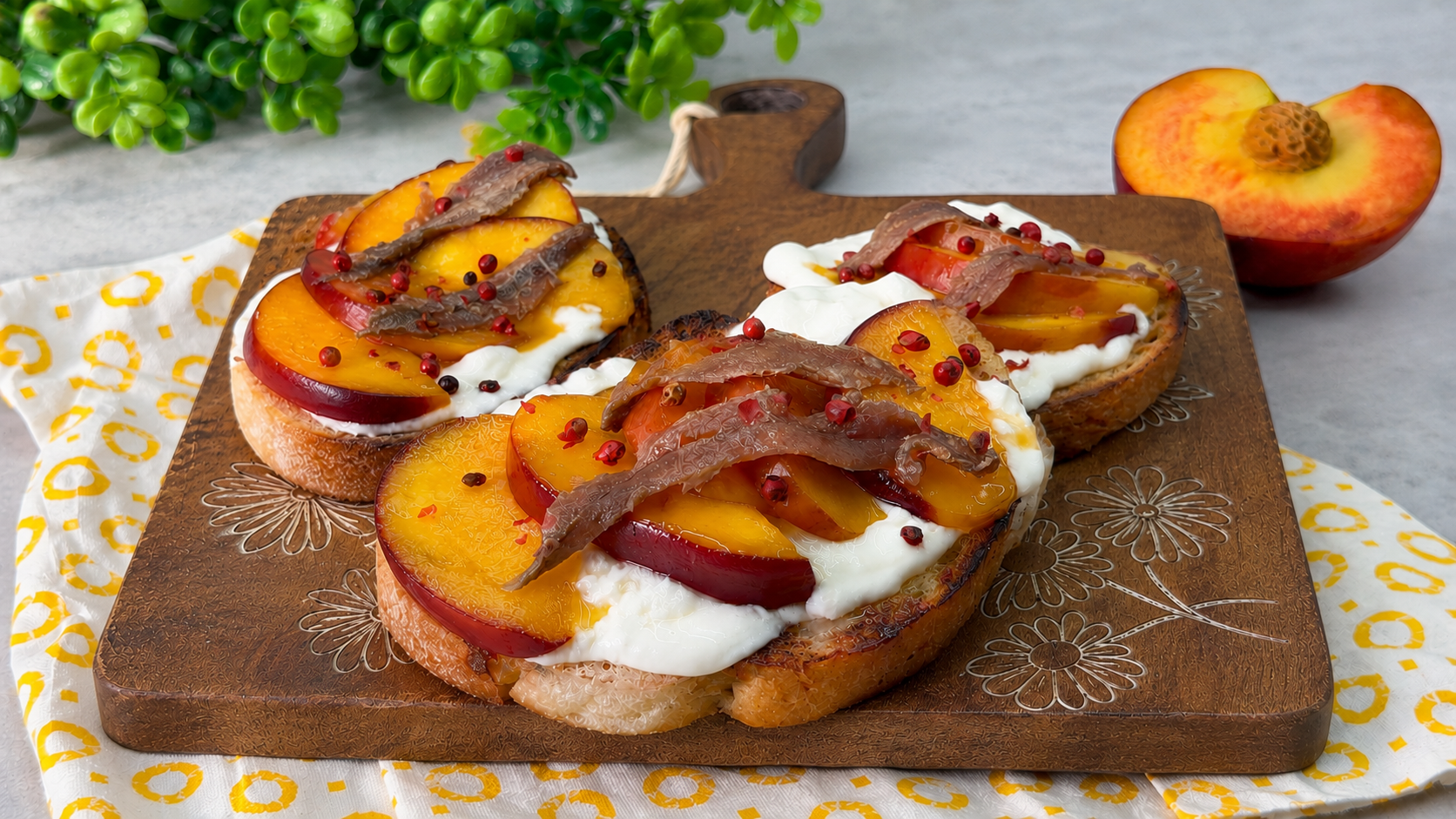 Crostoni con pesche e stracciatella