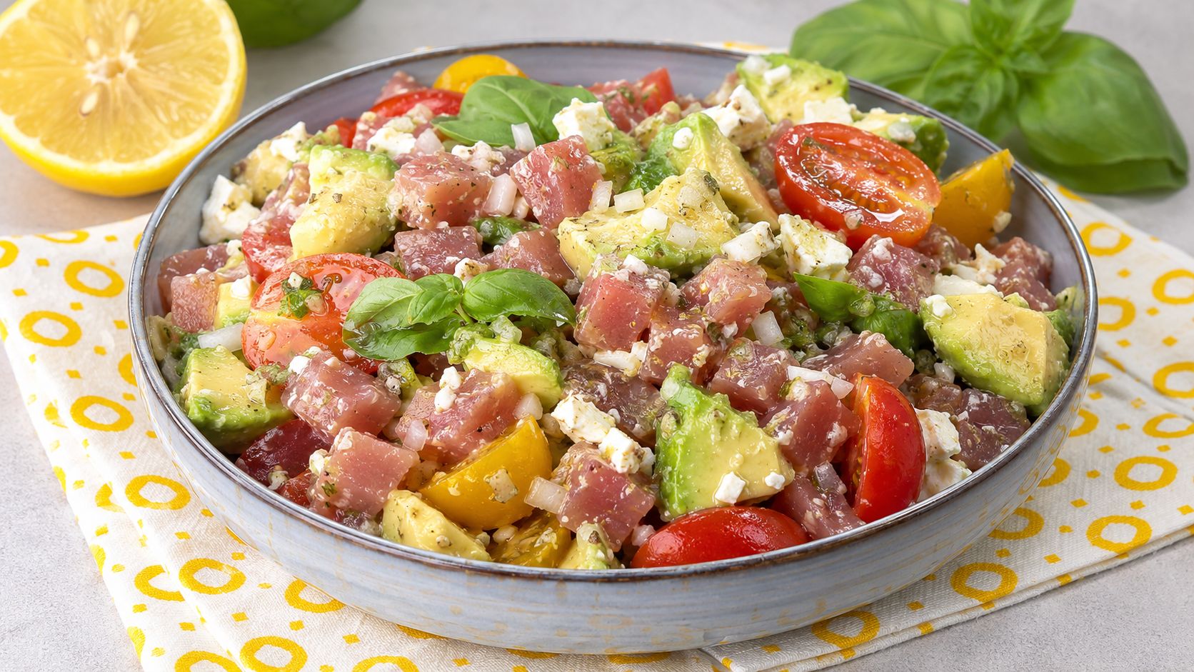 Insalata di tonno fresco con avocado e feta
