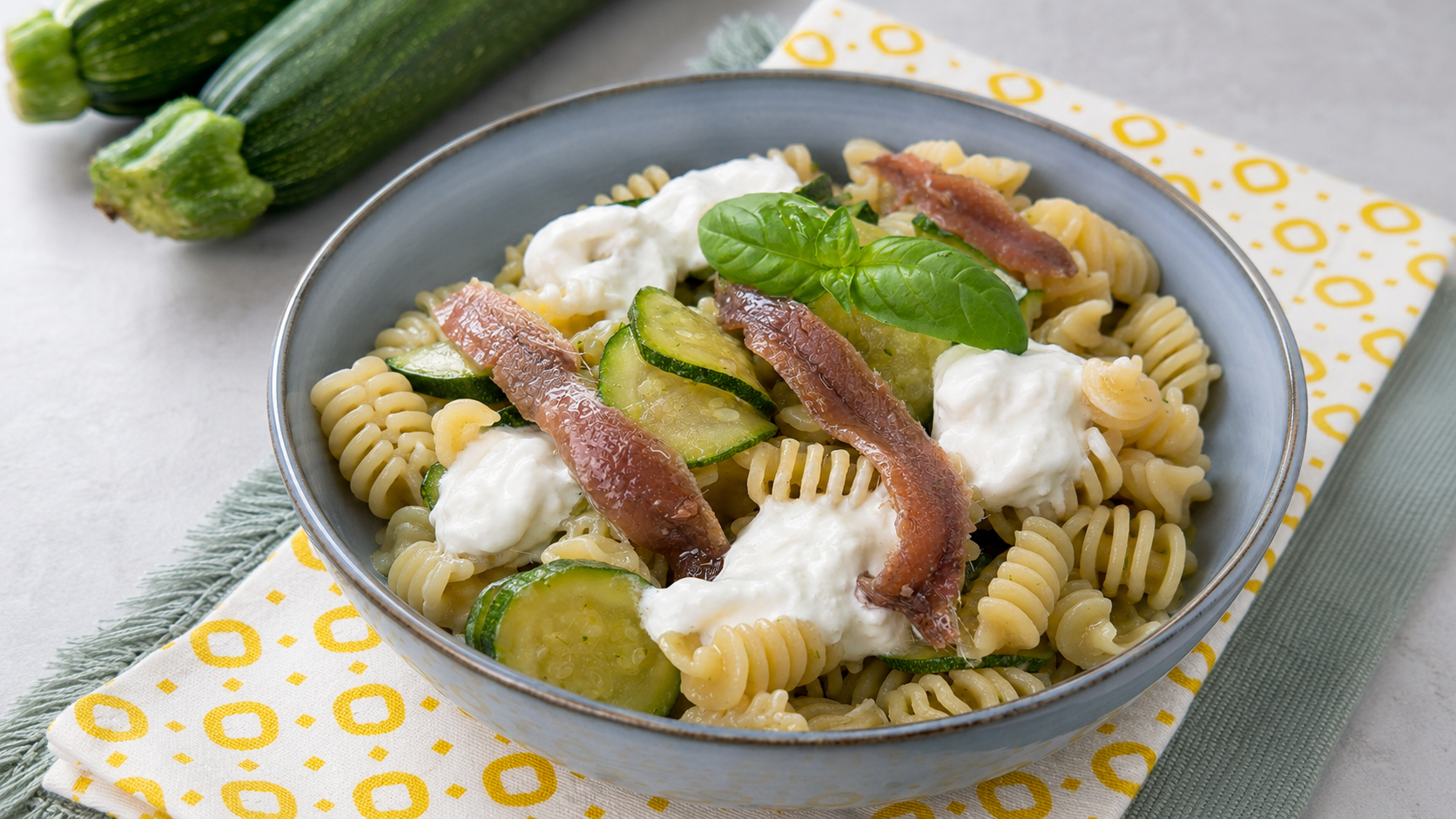 Pasta con zucchine acciughe e stracciatella