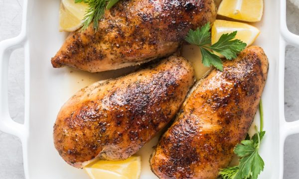 Petto di pollo al forno, ricetta per farlo morbido e gustoso