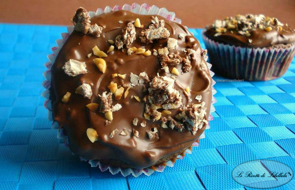 Muffin con glassa al cioccolato, wafer e nocciole