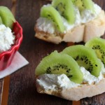 Crostini al formaggio e kiwi