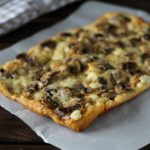 Pizza in teglia ai funghi e caciotta - Ricetta Bonci Pizza in teglia ai funghi e caciotta - Ricetta Bonci