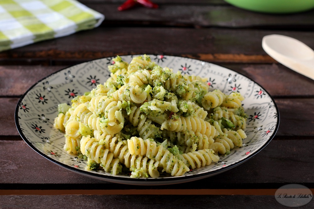 Pasta con broccoli e pangrattato - Le Ricette di Libellula