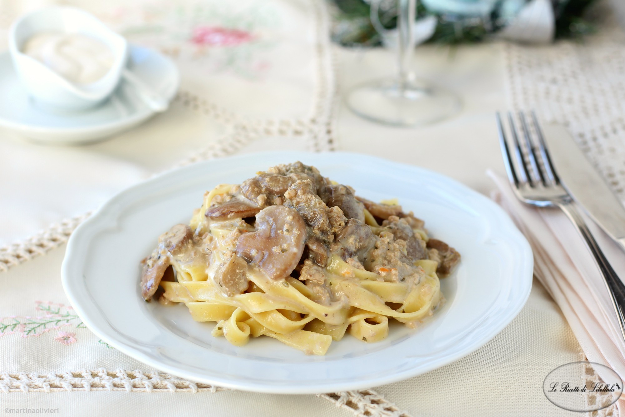 Tagliatelle al ragù bianco con funghi e besciamella