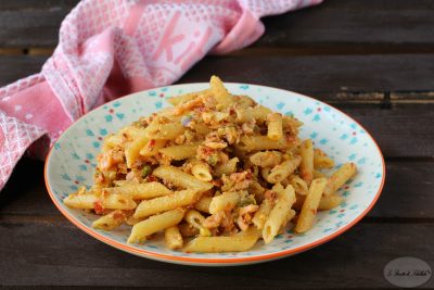 Pasta al pesto di pomodori secchi e pistacchi con salmone