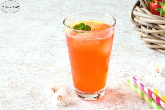 Cocktail analcolico ai fiori di sambuco e frutta