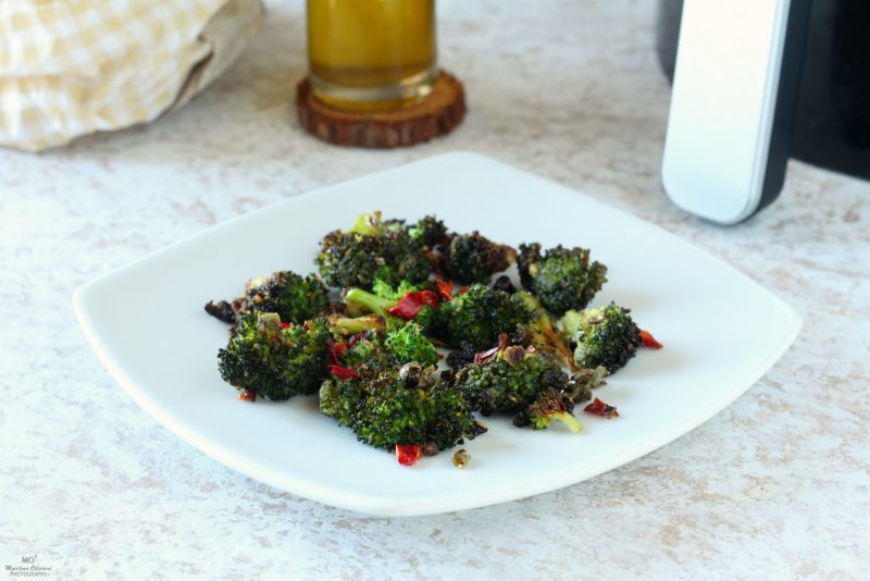 Broccoli croccanti con pomodori secchi e olive