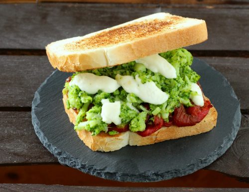Sandwich con broccoli e peperoni arrosto