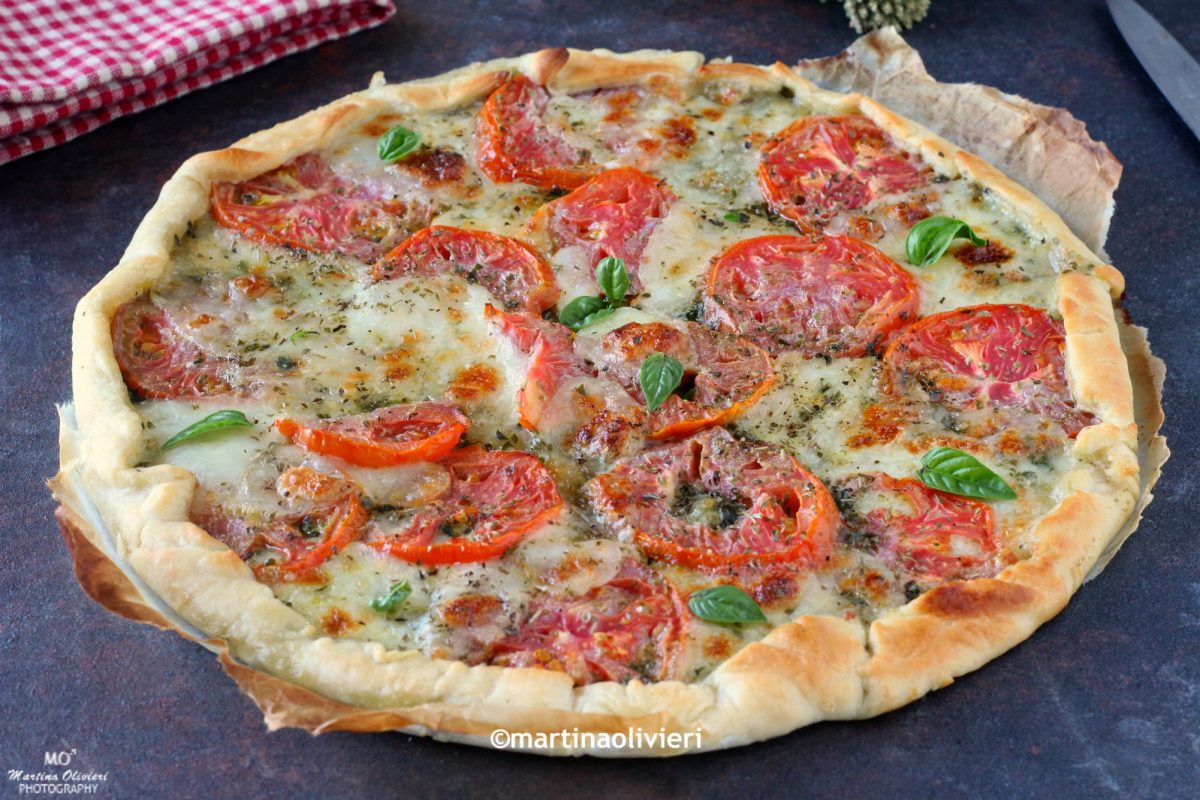 Torta salata caprese con pesto