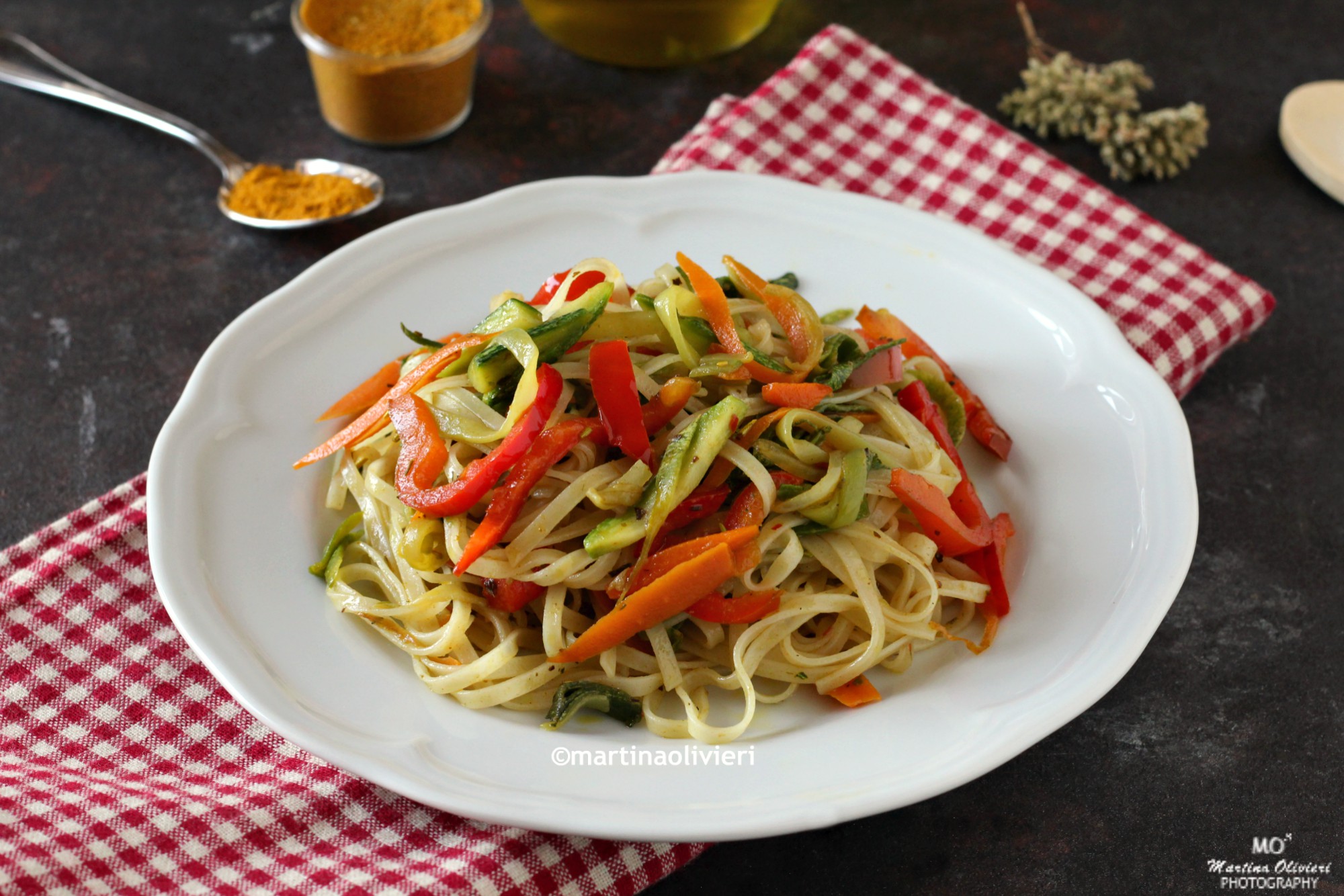 Tagliatelline di riso con verdure speziate