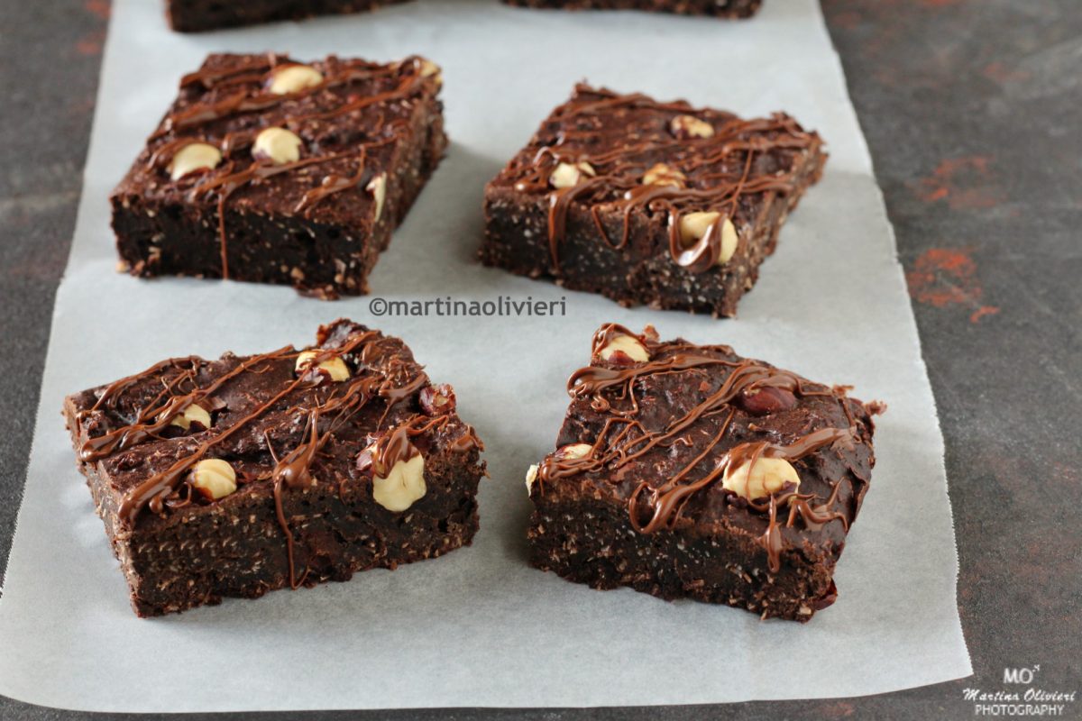 Brownie al cocco e nocciole