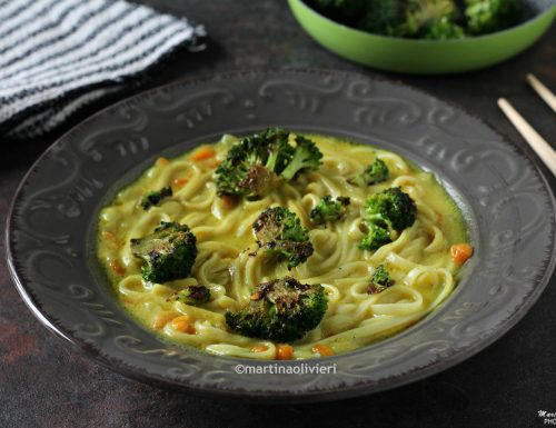 Zuppa al curry e latte di cocco con broccoli croccanti