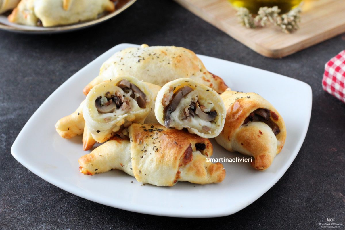 Cornetti salati ripieni di patate, salsiccia e funghi