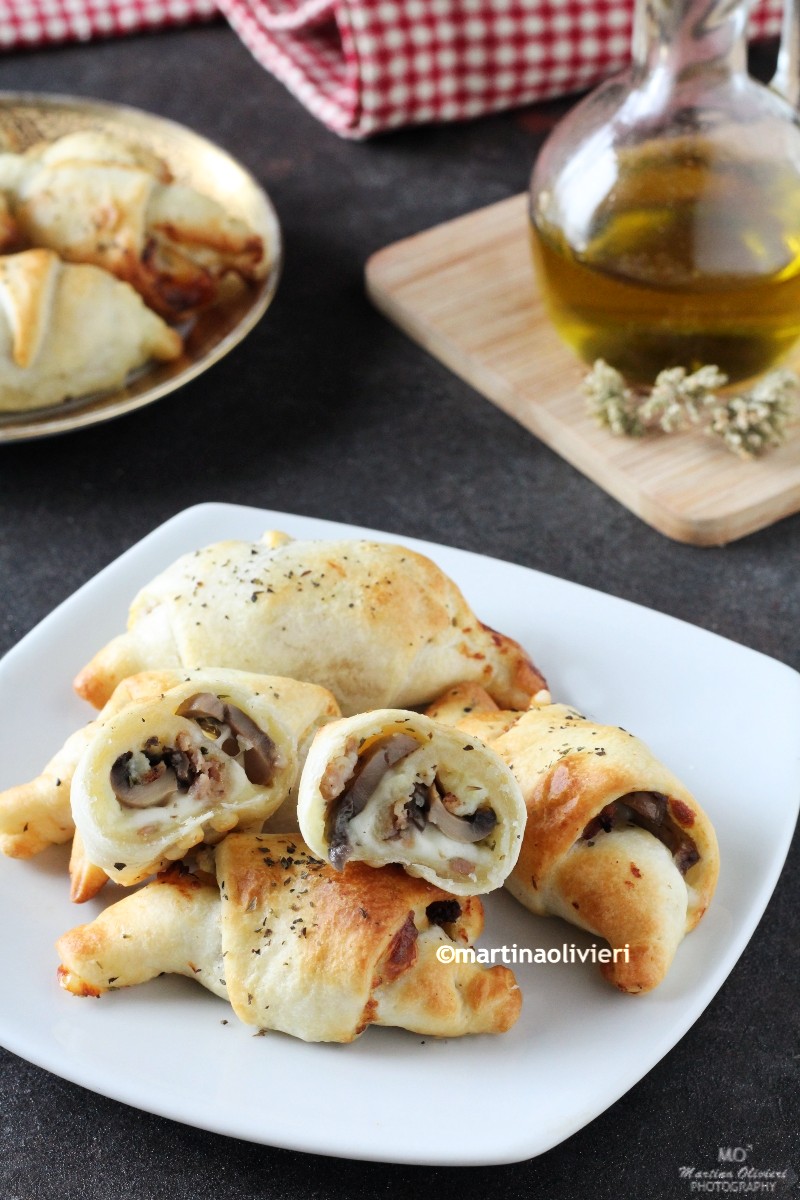 Cornetti salati ripieni di patate, salsiccia e funghi