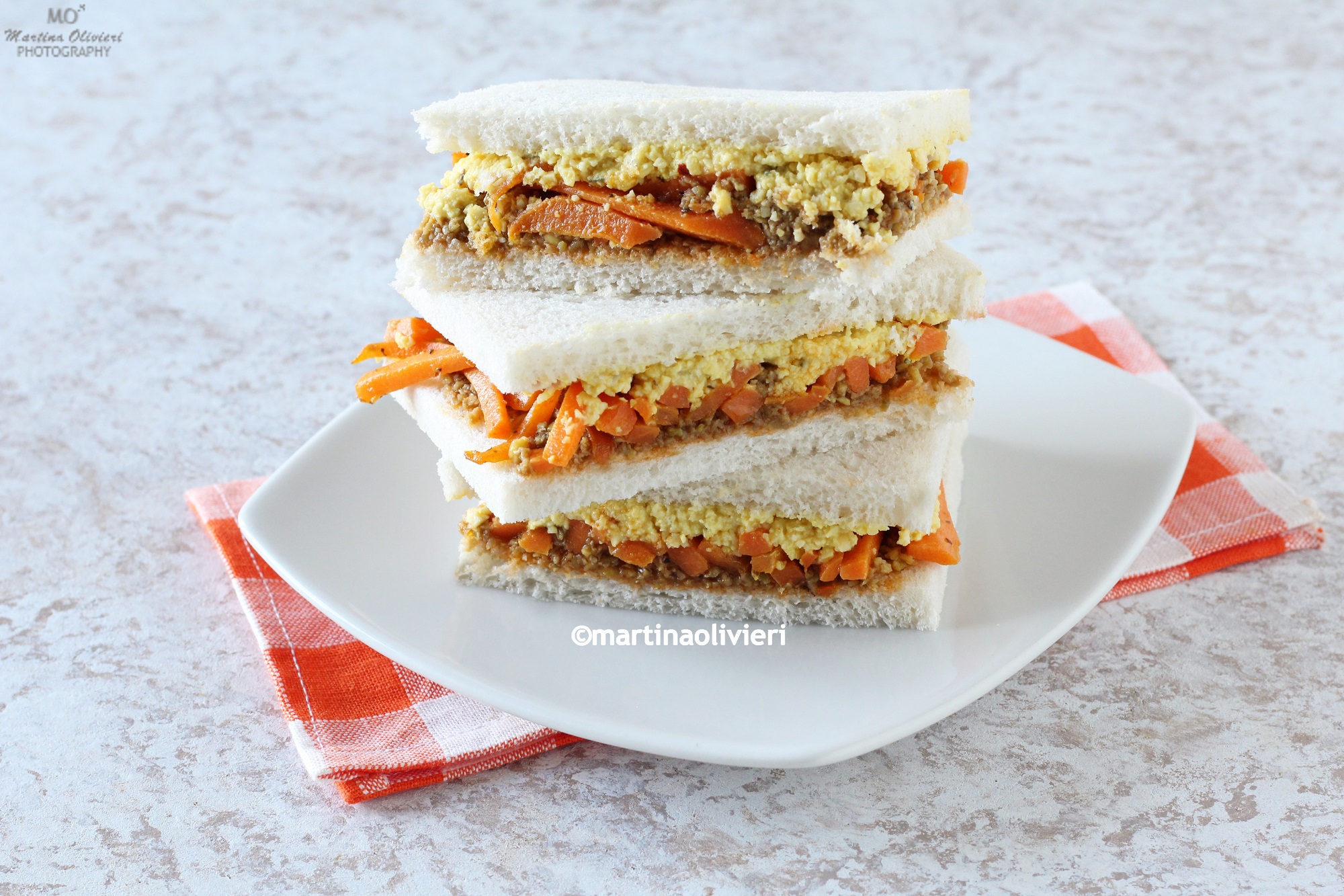 Sandwich con lupini, avocado e carote