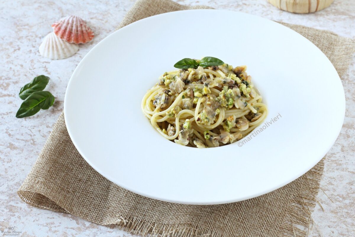 Pasta vongole e pesto di pistacchi