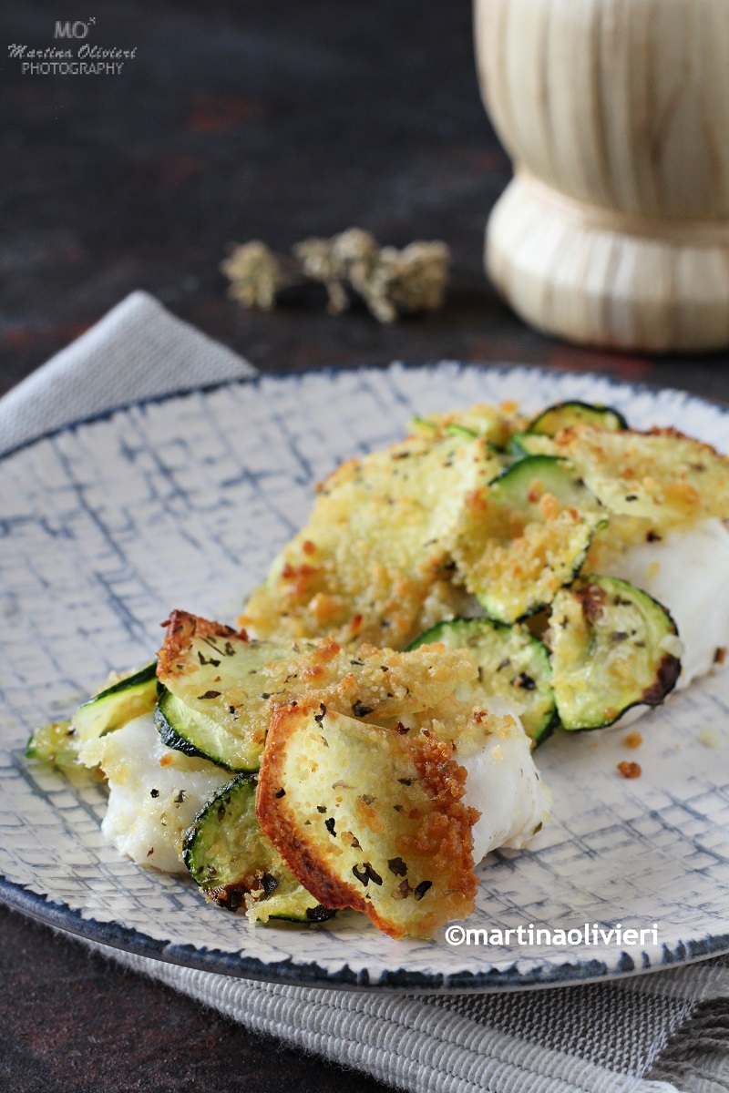 Filetti di merluzzo con chips di patate e zucchine