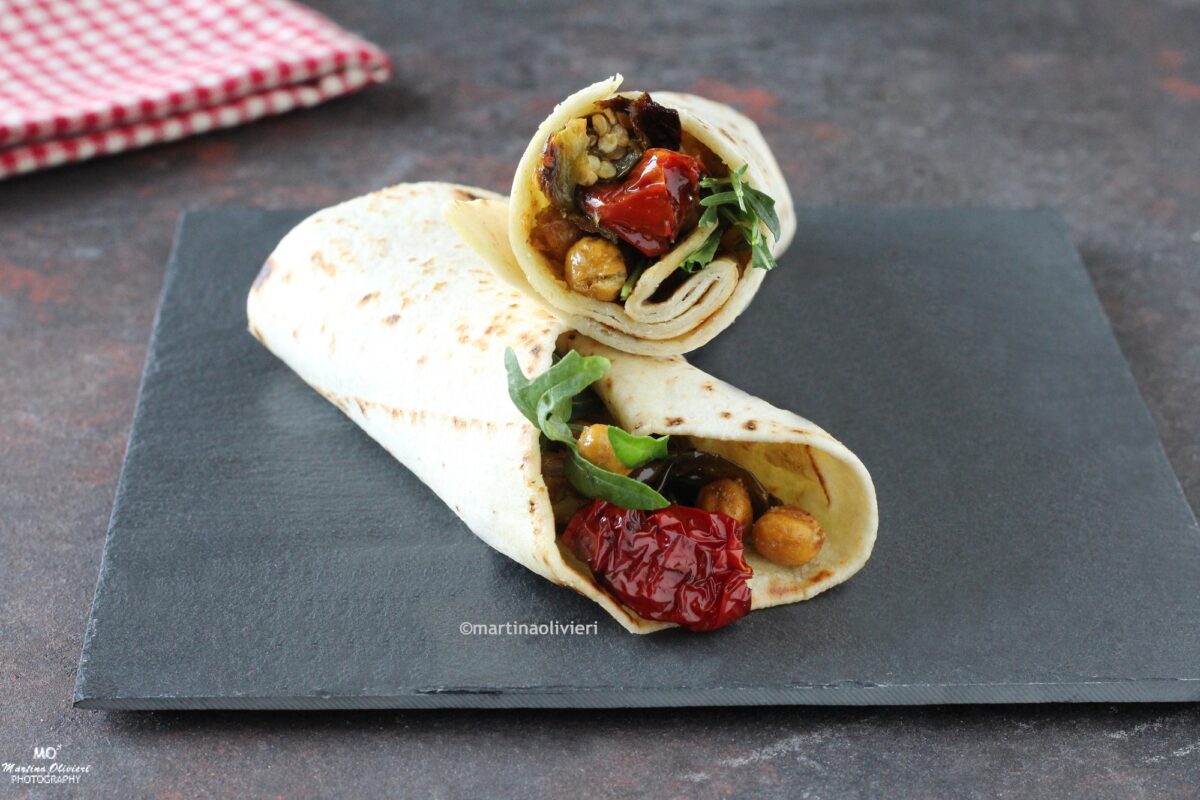 Piadina con ceci croccanti, friggitelli e pomodori arrosto