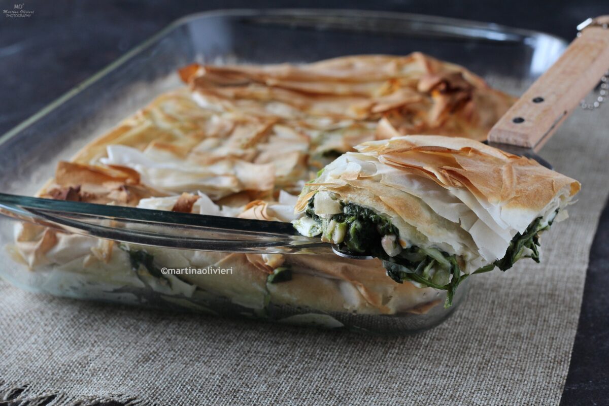 Torta salata di pasta fillo con verdura e fagioli