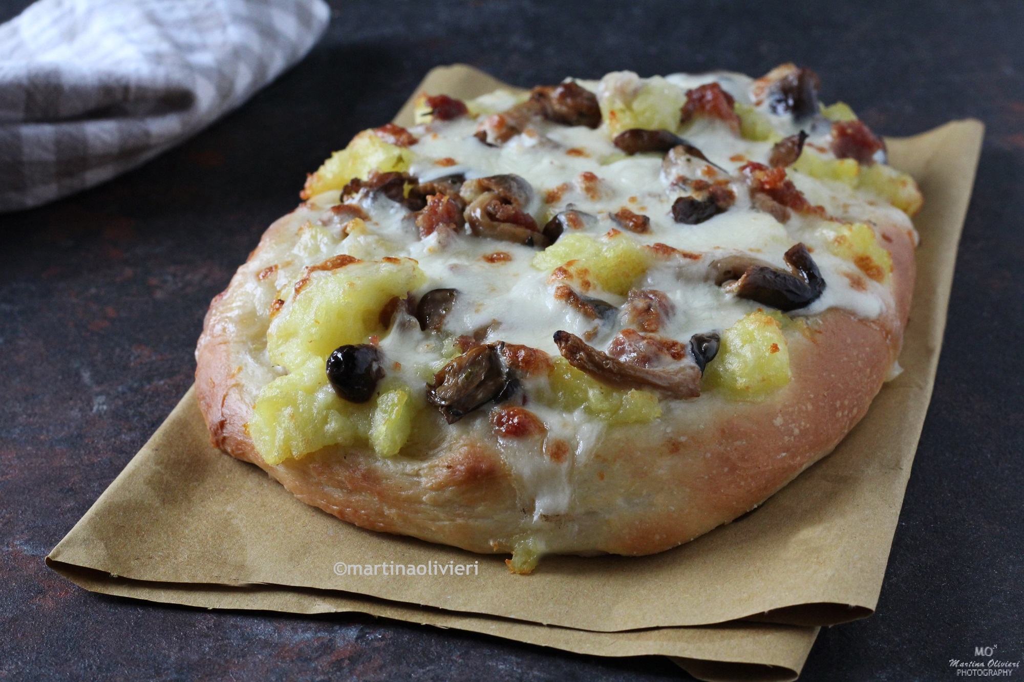 Pizza con patate, salsiccia e funghi - Le Ricette di Libellula