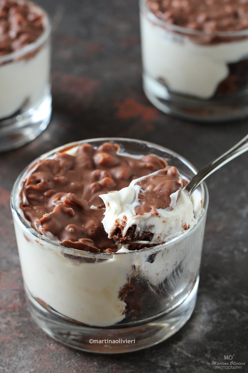 Dessert allo yogurt, cioccolato e cereali verticale