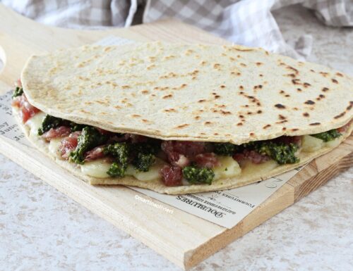 Piadina con salsiccia, caciotta e pesto di rucola