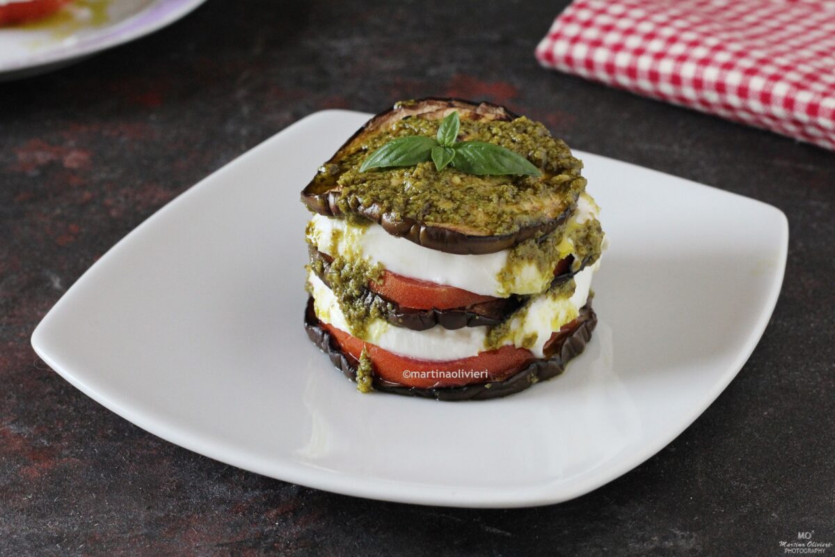 Millefoglie di melanzane con caprese e pesto