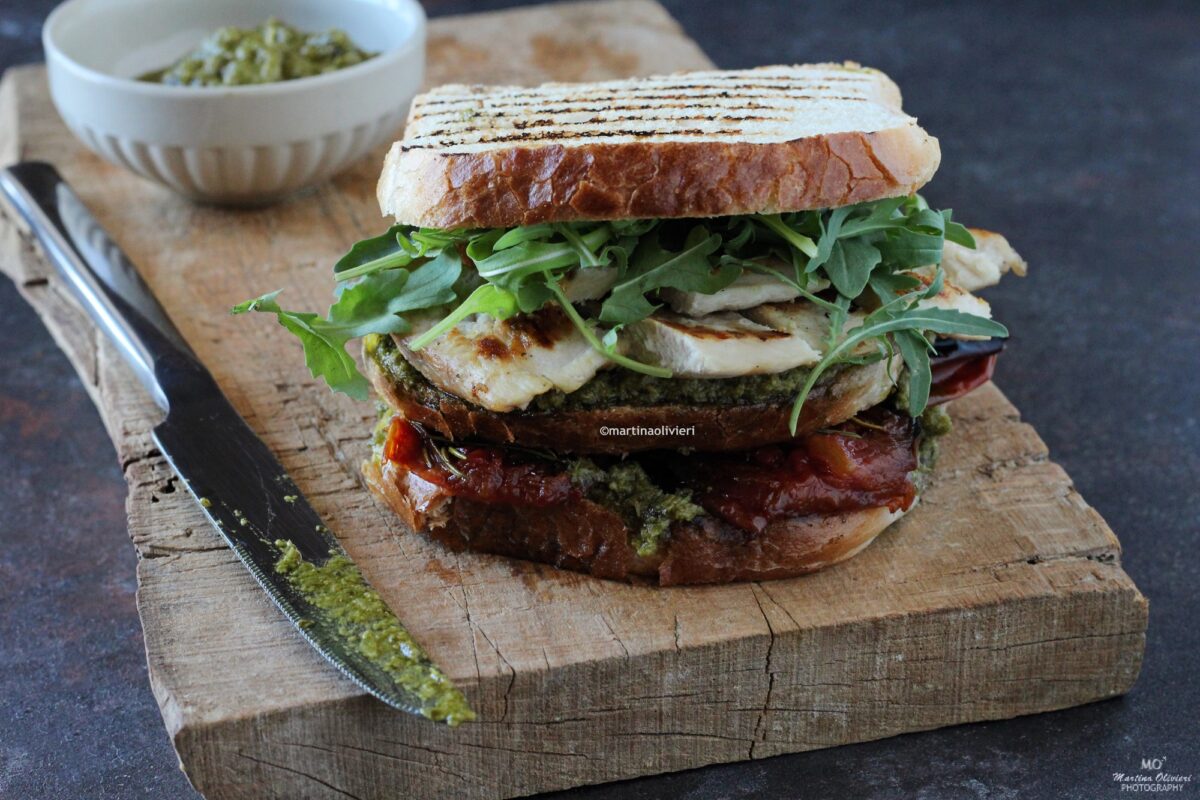 Sandwich con pollo, pesto e pomodori arrosto