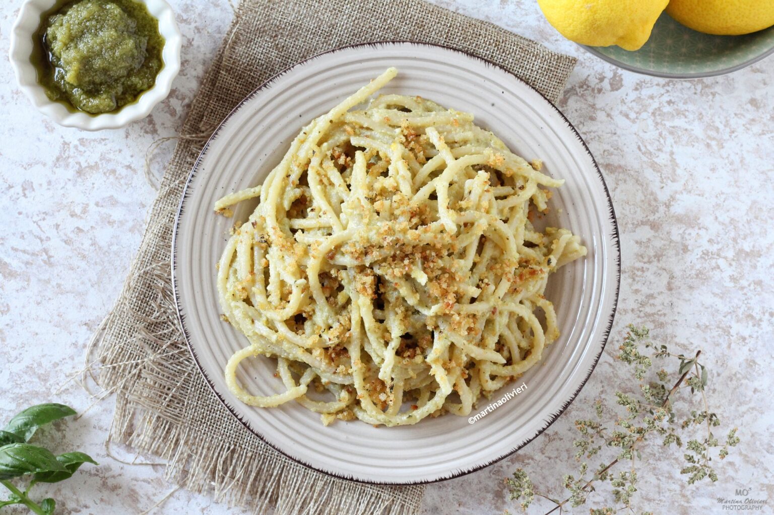 Pasta al pesto di limone e briciole di pane croccante - Le Ricette di ...