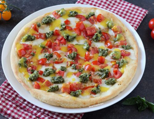 Pizza con pomodorini rossi, gialli e mousse di basilico
