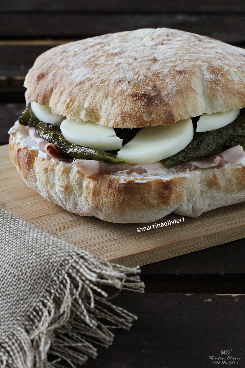 Panino con lonza, formaggio e friggitelli