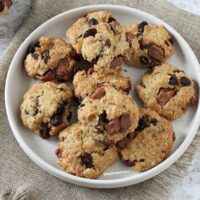 Biscotti all'avena con uvetta e cioccolato