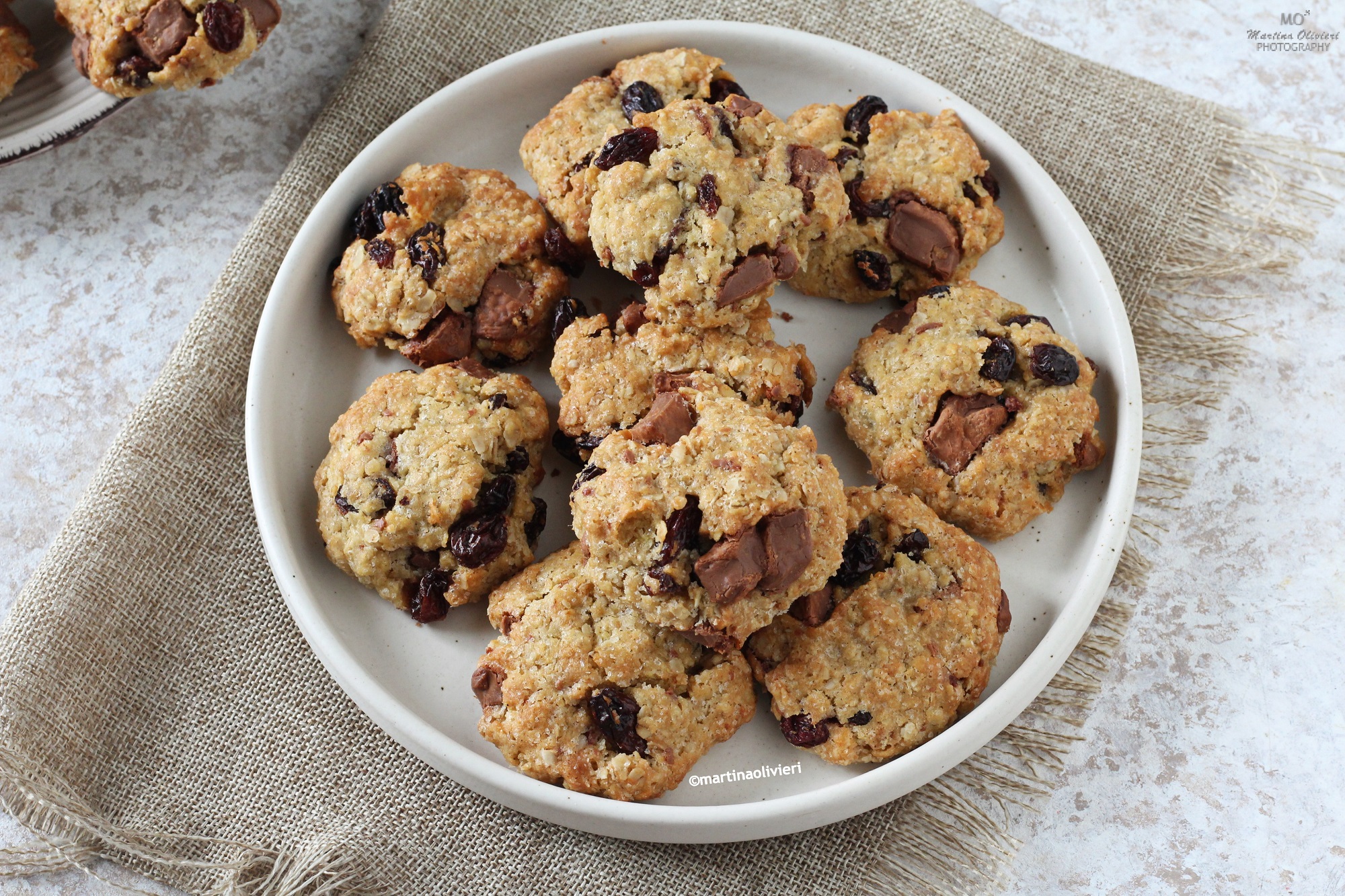 Biscotti all'avena con uvetta e cioccolato