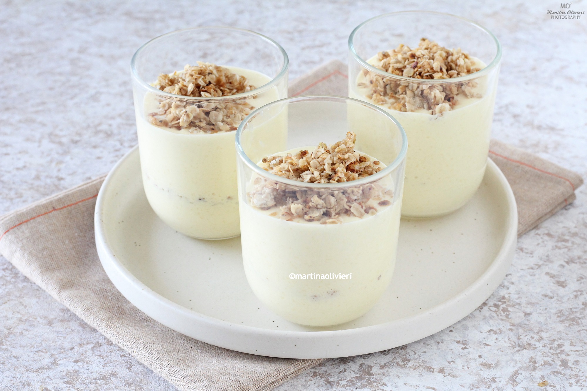 Crema al mango e yogurt con crumble di avena