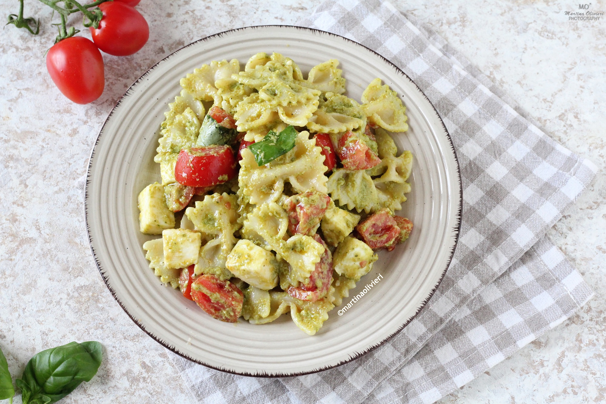 Pasta fredda con mozzarella pomodorini e pesto