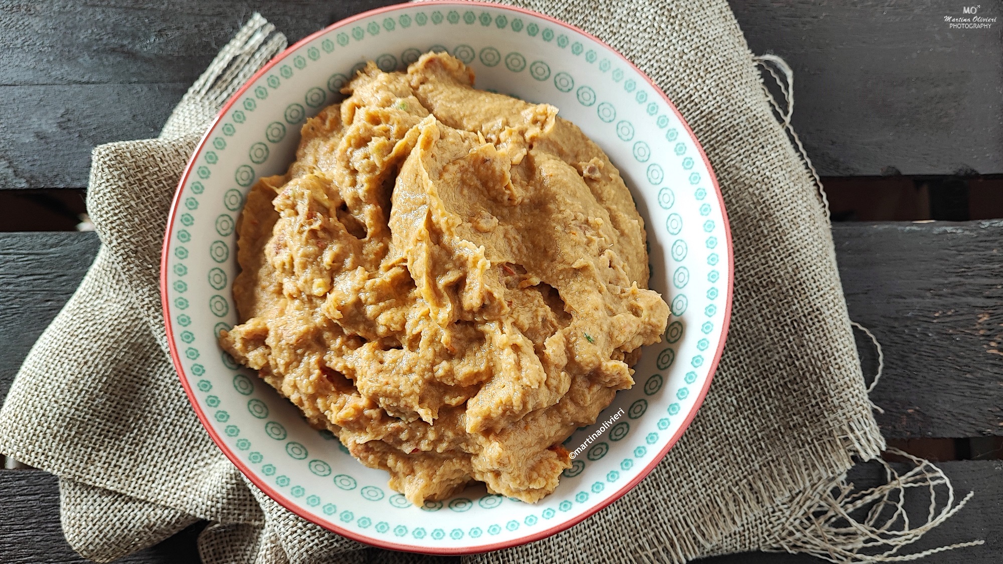 Hummus di ceci con avocado e pomodori secchi