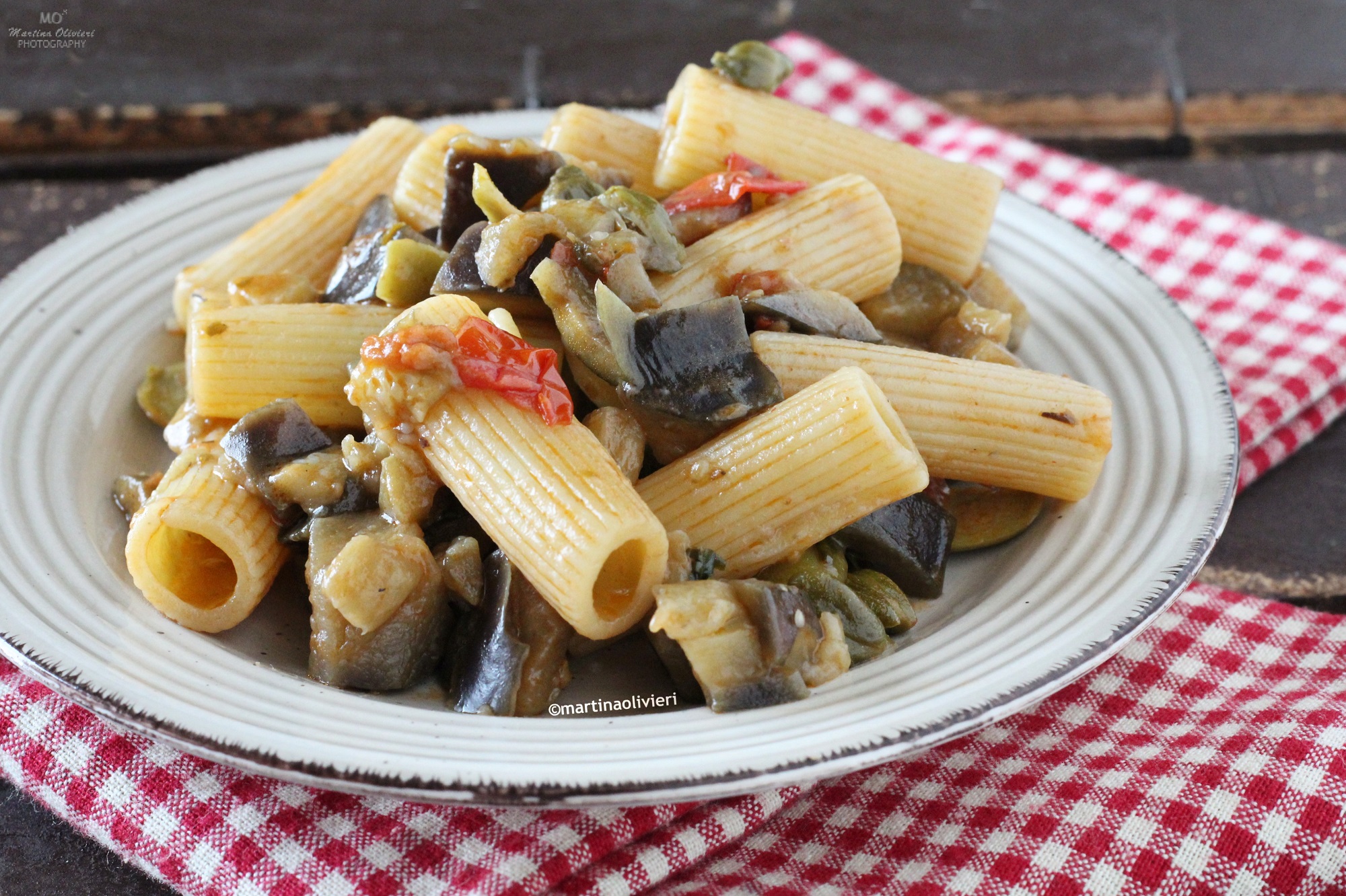 Pasta con melanzane, capperi e olive