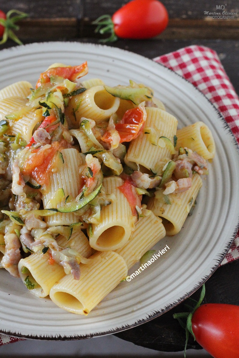 Pasta con zucchine, pancetta e pomodorini - Le Ricette di Libellula