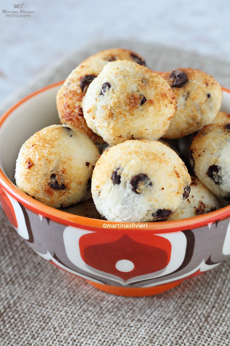 Palline al cocco, yogurt e cioccolato