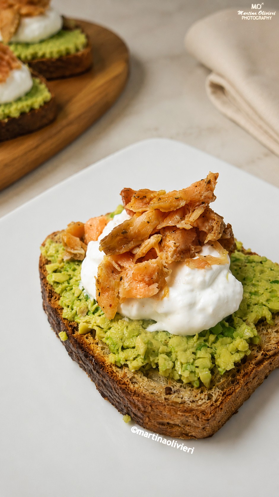 Avocado toast con salmone e burrata
