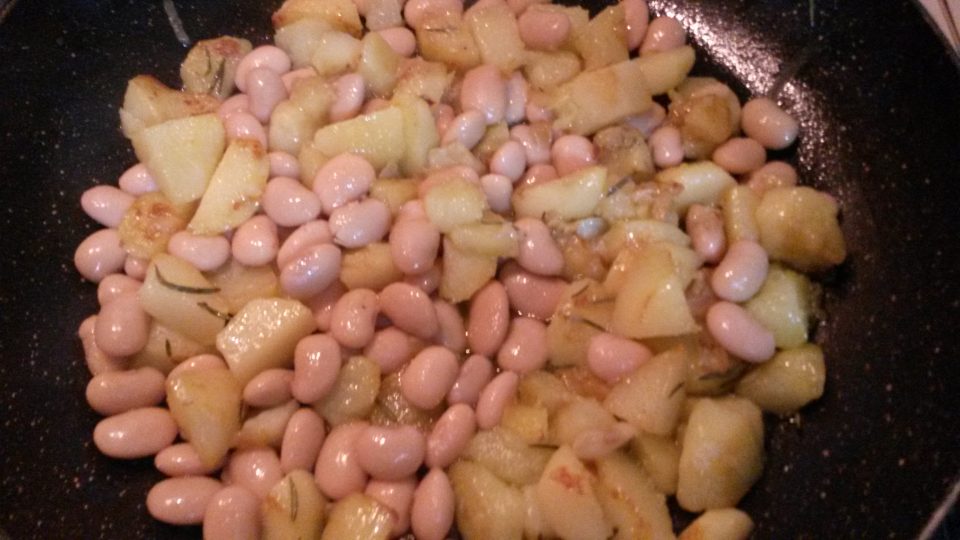 patate e fagioli in padella