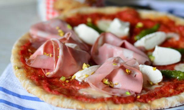 Pizza Napoletana con Mortadella e pistacchi