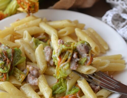 PASTA SALSICCIA E FIORI DI ZUCCA