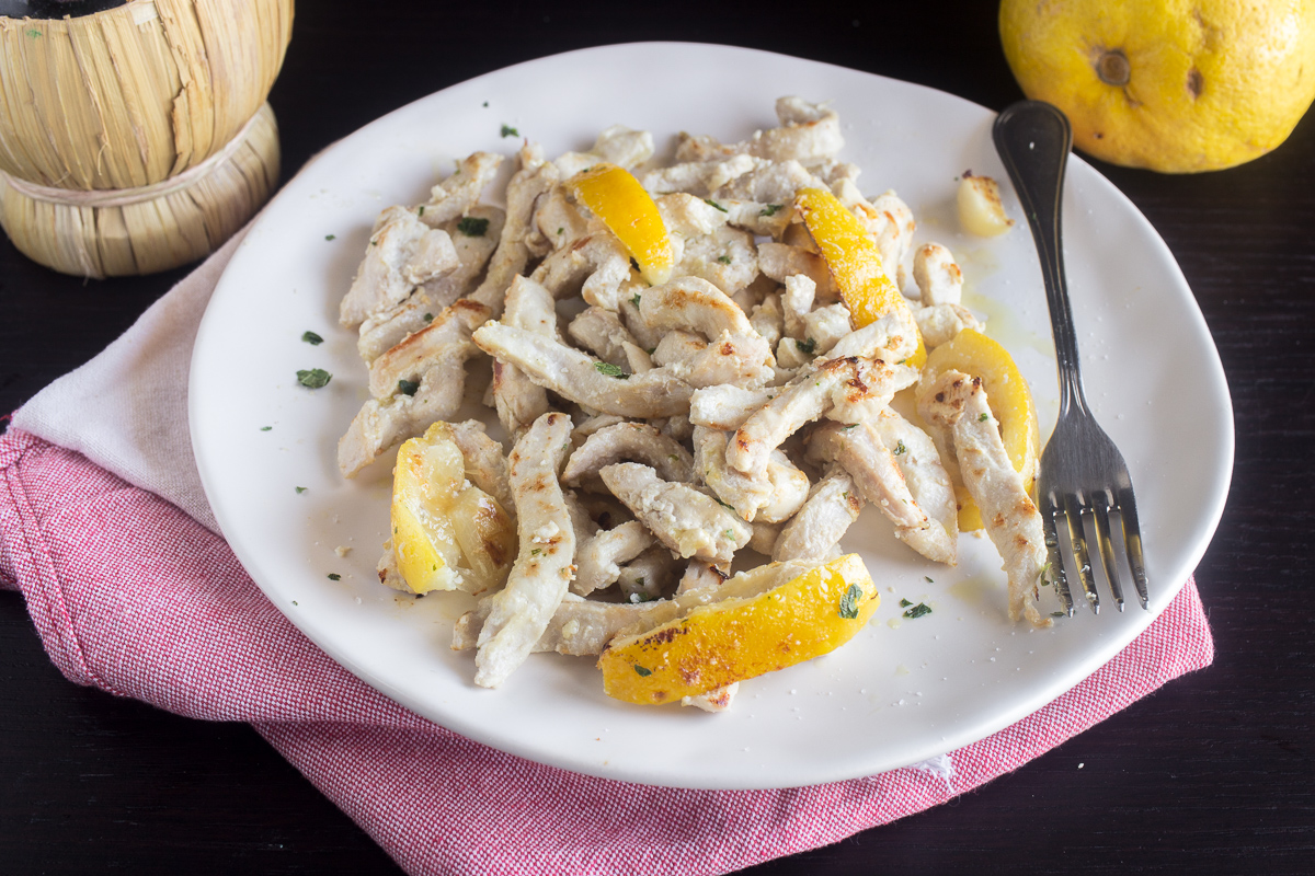 STRACCETTI DI POLLO AL LIMONE IN PADELLA, MORBIDI E GUSTOSI.