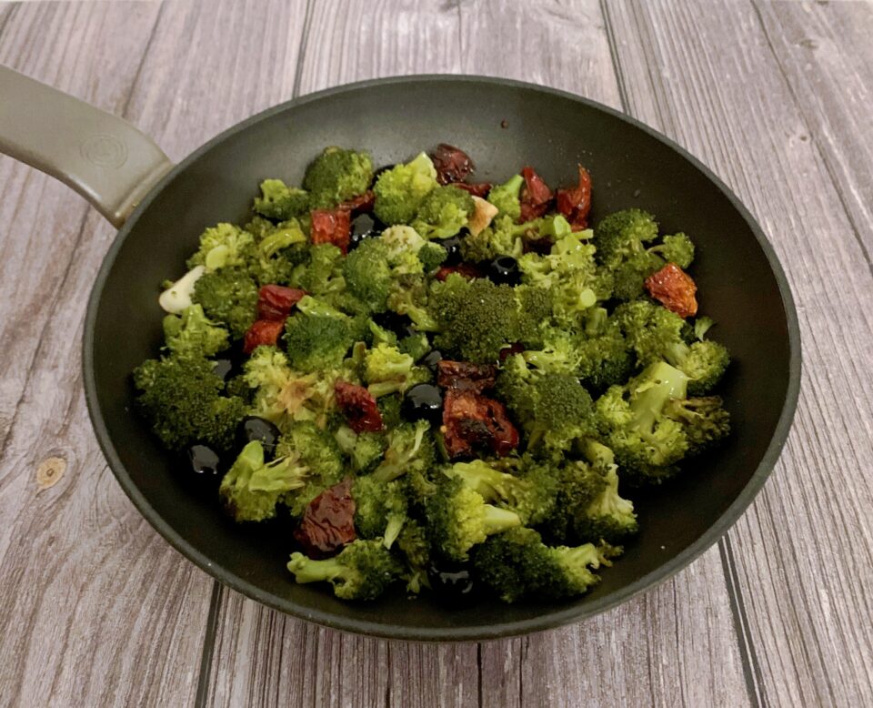broccoli con pomodori secchi e olive